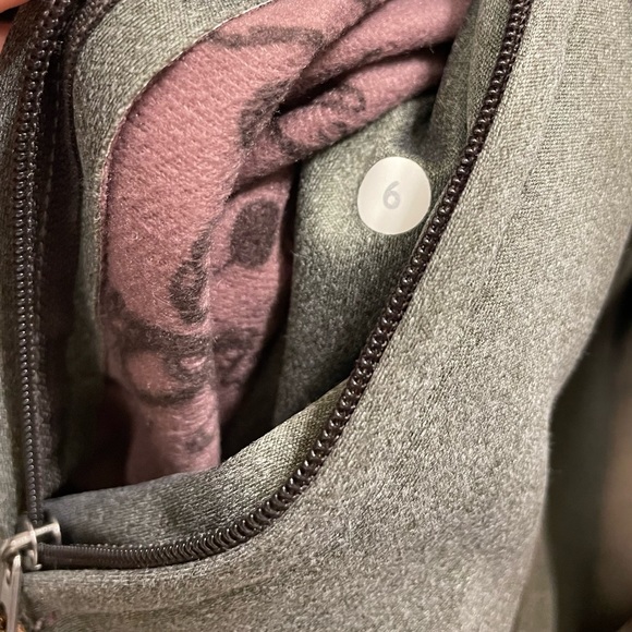 Lululemon RARE Women's Rain Coat Size 6 - Picture 6 of 9